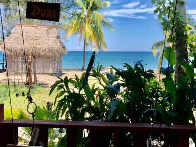 Cabaña privada en Coco Cabañas en Tela, con piscina y terraza espaciosa ofreciendo vistas directas y serenas al mar Caribe.