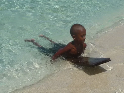 Enfants Garifunas soutenus par le tourisme solidaire au Honduras