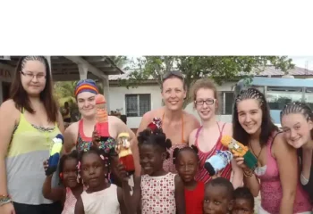 Famille en voyage au Honduras vivant une expérience authentique avec Coco Tours